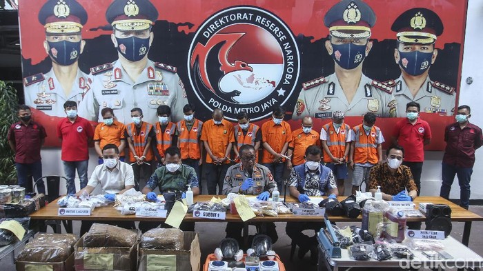 Polisi Ringkus 10 Pelaku Jaringan Narkoba Polisi merilis kasus narkoba dengan 10 tersangka di Polda Metro Jaya, Jumat (17/9/2021). Polisi mengamankan 5,752 butir ekstasi.