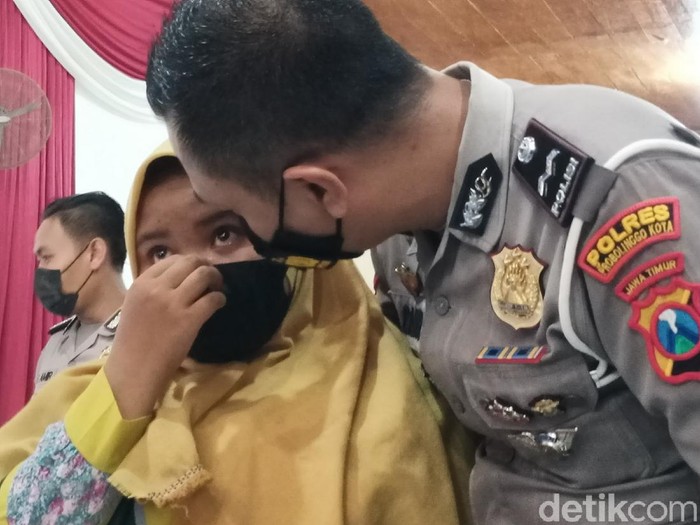 Puluhan yatim piatu dampak COVID-19 di Kota Probolinggo diangkat jadi anak asuh. Pengangkatan anak asuh ini diwarnai tetes air mata haru.