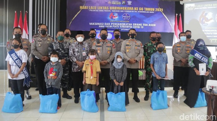 Puluhan yatim piatu dampak COVID-19 di Banyuwangi diangkat jadi anak asuh. Sebanyak 30 anak akan dibiayai sekolahnya hingga lulus.