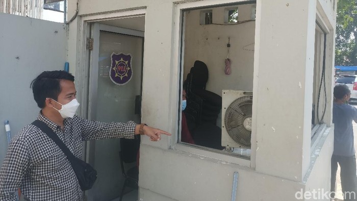 Pos sekuriti perusahaan finance di Karawang dirusak orang tak dikenal.