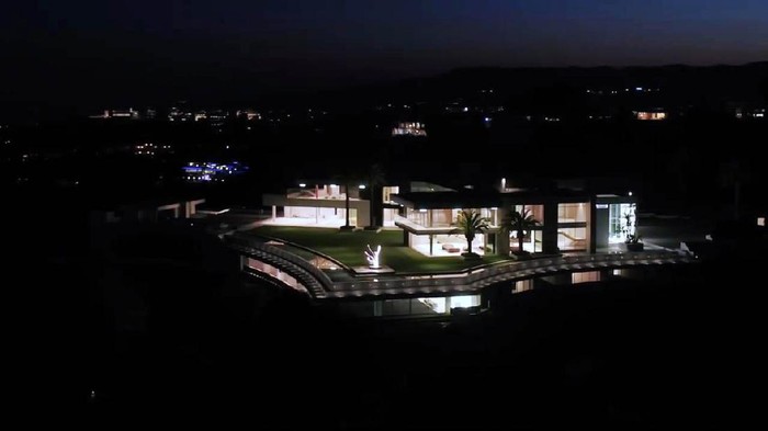 Sebuah rumah mewah yang mendapat julukan 'The One' di Los Angeles terancam dijual setelah pemiliknya gagal membayar utang sebesar US$ 100 juta atau sekitar Rp 1,4 triliun.
