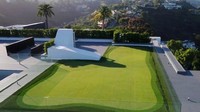 Menurut laporan Lanes, rumah itu juga memiliki lebih dari US$ 2 juta atau sekitar Rp 28 miliar pajak dan faktur yang belum dibayar kepada vendor untuk beton, AC, dan perancah.
