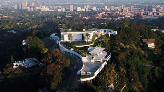 Sebuah rumah mewah yang mendapat julukan 'The One' di Los Angeles terancam dijual setelah pemiliknya gagal membayar utang sebesar US$ 100 juta atau sekitar Rp 1,4 triliun.
