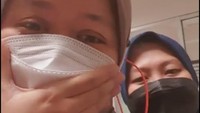 Dalam caption cuitannya itu, Tata mengaku terharu atas dukungan yang diberikan pegawai KPK lainnya. Antara mau mewek terharu sama mau ketawa lihat kelakuan teman-teman kantor. Bakal kangen sama mereka, ujar Tata. (Foto: Dok. Screenshot Twitter @tatakhoiriyah) 