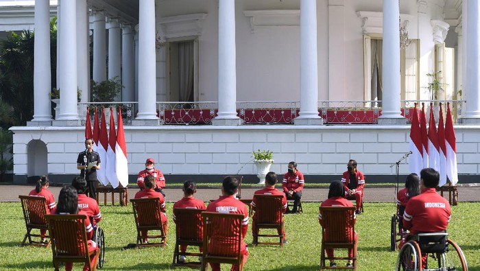 Presiden Joko Widodo (kiri) menyampaikan pengarahan kepada kontingen Indonesia peserta Paralimpiade Tokyo 2020 di Istana Kepresidenan Bogor, Jawa Barat, Jumat (17/9/2021). Presiden menyampaikan apresiasi dan penghargaan bagi atlet yang telah berjuang pada perhelatan Paralimpiade Tokyo 2020. ANTARA FOTO/Biro Pers Setpres/Lukas/sgd/foc.