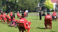 Presiden Joko Widodo (kedua kanan) menyampaikan pengarahan kepada kontingen Indonesia peserta Paralimpiade Tokyo 2020 di Istana Kepresidenan Bogor, Jawa Barat, Jumat (17/9/2021).