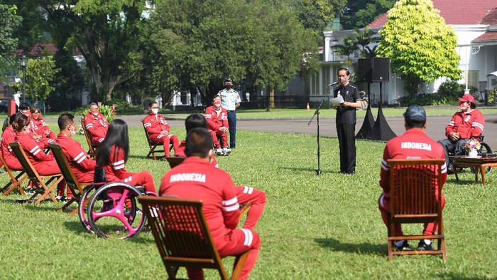 PRESIDEN MENERIMA ATLET PARALIMPIADE TOKYO Presiden Joko Widodo (kiri) menyampaikan pengarahan kepada kontingen Indonesia peserta Paralimpiade Tokyo 2020 di Istana Kepresidenan Bogor, Jawa Barat, Jumat (17/9/2021). Presiden menyampaikan apresiasi dan penghargaan bagi atlet yang telah berjuang pada perhelatan Paralimpiade Tokyo 2020. ANTARA FOTO/Biro Pers Setpres/Lukas/sgd/foc.