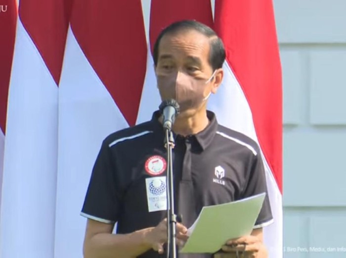 Presiden RI Jokowi memberikan bonus kepada atlet peraih medali Paralimpiade Tokyo 2020