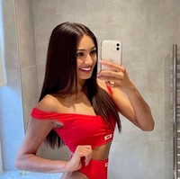 Kenalan dengan Priya Gopaldas, bintang reality show Love Island. Di reality show kencan tersebut, Priya tampil seksi dengan bikini. Tapi kini ia kembali ke pekerjaan awalnya dan meninggalkan atribut glamour dan seksinya. Foto: dok. Instagram