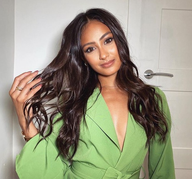 Sebelum membintangi reality show, mahasiswa kedokteran itu memang telah bekerja Layanan Kesehatan Inggris.  Priya pun menjadi petugas Covid dengan menjadi garda terdepan. Foto: dok. Instagram