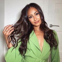 Sebelum membintangi reality show, mahasiswa kedokteran itu memang telah bekerja Layanan Kesehatan Inggris.  Priya pun menjadi petugas Covid dengan menjadi garda terdepan. Foto: dok. Instagram