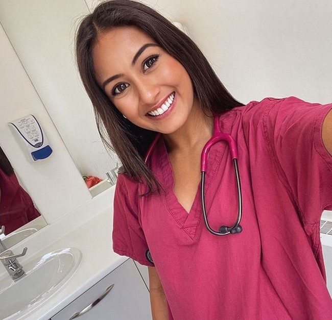 Inilah potret wanita 23 tahun itu menggunakan seragam medisnya. Jauh dari kesan seksi, namun tetap terlihat cantik. Dan tampak bersahaja.Foto: dok. Instagram