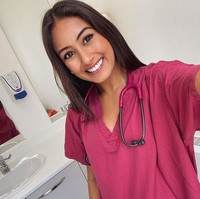 Inilah potret wanita 23 tahun itu menggunakan seragam medisnya. Jauh dari kesan seksi, namun tetap terlihat cantik. Dan tampak bersahaja.Foto: dok. Instagram