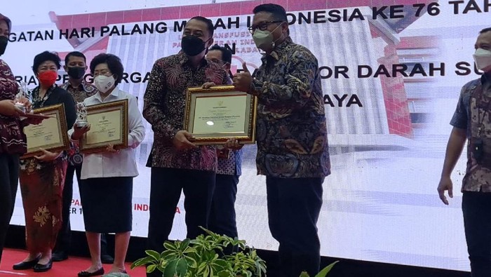 PT SIER menerima penghargaan dari Wali Kota Surabaya