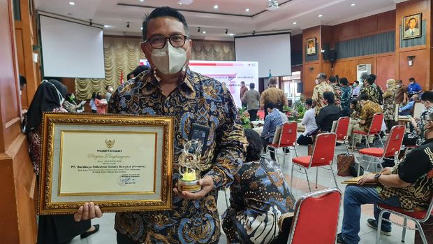 PT SIER menerima penghargaan dari Wali Kota Surabaya
