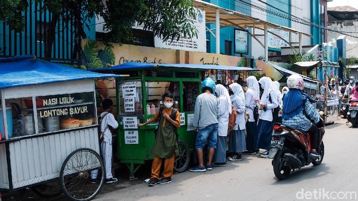 Pulang Sekolah, Pelajar Langsung Serbu Jajanan Pelajar di Tangsel baru menyelesaikan pembelajaran tatap muka hari ini. Sepulang sekolah, lokasi jalanan langsung diserbu.