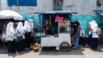Bubar Sekolah, Tukang Jajanan Diantre Pelajar