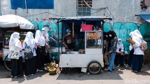 Bubar Sekolah, Tukang Jajanan Diantre Pelajar