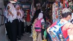 Bubar Sekolah, Tukang Jajanan Diantre Pelajar