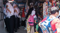 Beberapa pelajar juga ada yang melepas masker di luar ruangan.