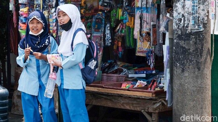 Pelajar di Tangsel baru menyelesaikan pembelajaran tatap muka hari ini. Sepulang sekolah, lokasi jalanan langsung diserbu.