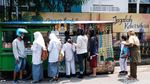 Bubar Sekolah, Tukang Jajanan Diantre Pelajar