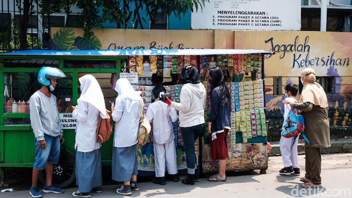 Pelajar di Tangsel baru menyelesaikan pembelajaran tatap muka hari ini. Sepulang sekolah, lokasi jalanan langsung diserbu.