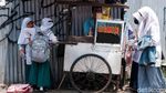 Bubar Sekolah, Tukang Jajanan Diantre Pelajar