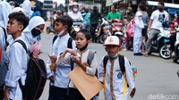 Sejumlah pelajar menyerbu lokasi jalanan seusai sekolah tatap muka di Jl Pendidikan, Ciputat, Tangsel, Banten, Jumat (17/9/2021).