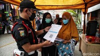 Petugas akan memeriksa sertifikat hingga surat vaksinasi pengunjung yang akan memasuki pusat grosir tersebut.