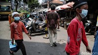 Warga yang beraktivitas di luar Pusat Grosir Jatinegara Trade Center juga diwajibkan memakai master untuk mencegah penyebaran COVID-19.