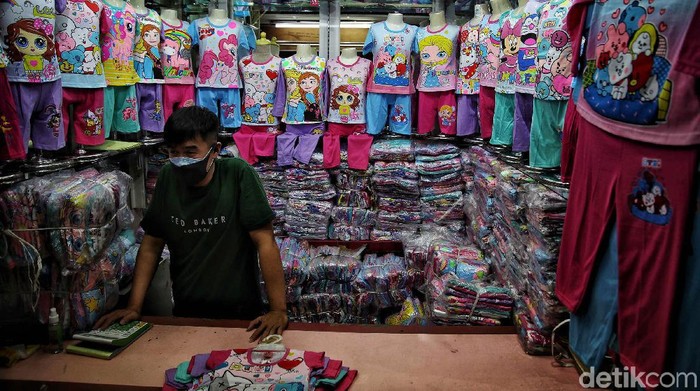 Pusat Grosir Jatinegara Trade Center beroperasi dengan protokol kesehatan ketat di tengah PPKM. Geliat ekonomi di pusat grosir itu pun berangsur pulih.