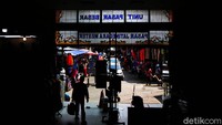 Selain itu selama masa pandemi COVID-19 di PPKM Level 3, pengunjung dan pedagang dilarang merokok dalam ruangan. Hal itu tertuang dalam Pergub 2020 yang mengatur peraturan larangan merokok di dalam ruangan.
