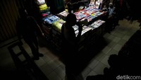 Setiap harinya petugas Satpol PP dan petugas pasar terus memberikan imbauan protokol kesehatan.