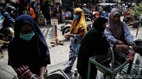 Pembatasan pengunjung 50 persen juga diterapkan di kawasan pusat grosir itu.