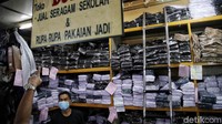 Selama PPKM darurat kemarin, para pedagang di pusat gorsir ini berjualan secara online agar tetap bertahan dan eksis.