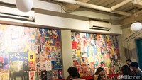 Tampak depan restoran sudah begitu eye catching, di bagian dalam terasa nuansa bar Jepang yang klasik. Seperti bar Jepang pada umumnya, RARA Ramen & Bar juga menghadirkan cahaya yang redup dengan memasang beberapa lampu bercahaya kuning hangat, sehingga menghidupkan kesan bar. Foto: detikFood/Yenny Mustika Sari