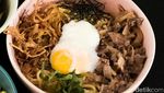 Sluurp! Gurihnya Dry Ramen dengan Topping Onsen Egg dan Beef Sukiyaki