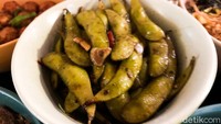 Untuk camilan, porsi garlic edamame cukup banyak. Dibumbui dengan shoyu yang gurih ditambah irisan bawang putih yang renyah. Cocok buat camilan perintang waktu. Foto: detikFood/Yenny Mustika Sari