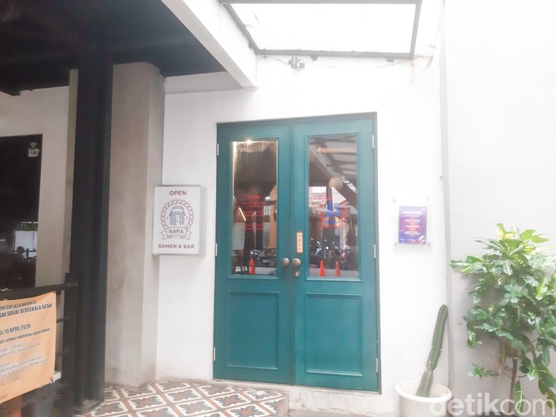 RARA Ramen & Bar sajikan dry ramen enak yang mulur gurih