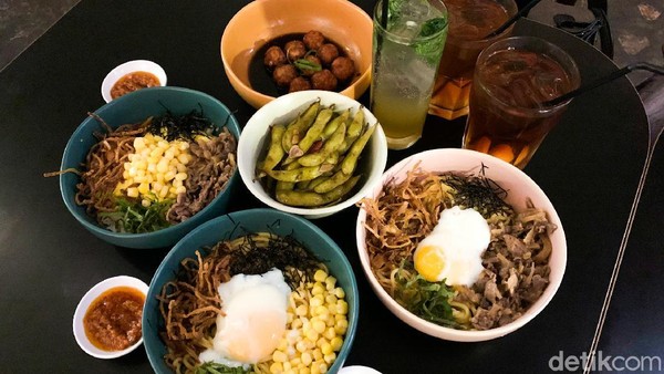 Sluurp! Gurihnya Dry Ramen dengan Topping Onsen Egg dan Beef Sukiyaki