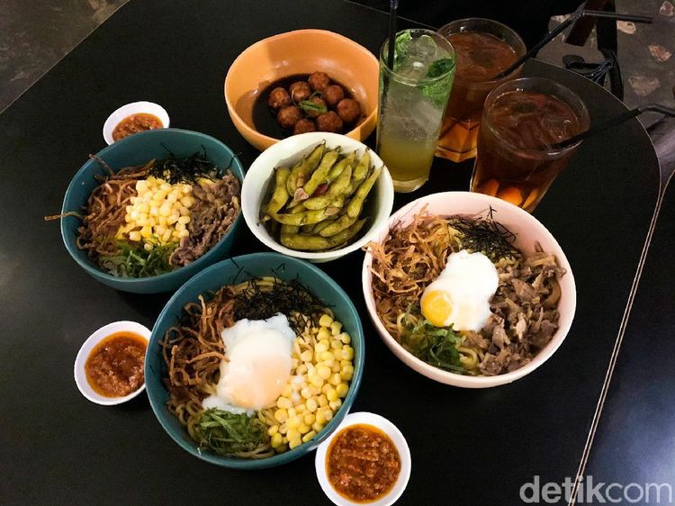 Sluurp! Gurihnya Dry Ramen dengan Topping Onsen Egg dan Beef Sukiyaki