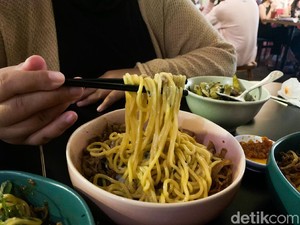 RARA Ramen Bar: Mulur Gurih Dry Ramen di Resto Bergaya Bar Jepang