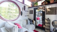 Sebuah rumah yang kecil pun masih tetap menarik meski ruang utamanya diisi sofa yang cukup lebar.