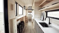 Rumah mungil ini interiornya dominan dari kayu. Mejanya dibuat menempel di tembok seperti di kafe-kafe.