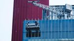 Safety First, Aksi Petugas Bersihkan Kaca Gedung Bertingkat