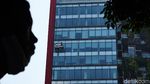 Safety First, Aksi Petugas Bersihkan Kaca Gedung Bertingkat