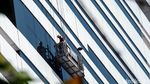 Safety First, Aksi Petugas Bersihkan Kaca Gedung Bertingkat
