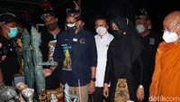 Di lokasi yang sama, Menparekraf melihat langsung proses pembuatan patung cor kuningan, patung batu, patung terakota dan batik tulis Majapahit yang merupakan kerajinan buatan warga Desa Bejijong. Sandiaga juga melihat-lihat produk-produk kesenian yang sudah jadi.