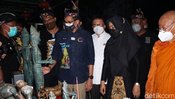 Di lokasi yang sama, Menparekraf melihat langsung proses pembuatan patung cor kuningan, patung batu, patung terakota dan batik tulis Majapahit yang merupakan kerajinan buatan warga Desa Bejijong. Sandiaga juga melihat-lihat produk-produk kesenian yang sudah jadi. Di lokasi yang sama, Menparekraf melihat langsung proses pembuatan patung cor kuningan, patung batu, patung terakota dan batik tulis Majapahit yang merupakan kerajinan buatan warga Desa Bejijong. Sandiaga juga melihat-lihat produk-produk kesenian yang sudah jadi.